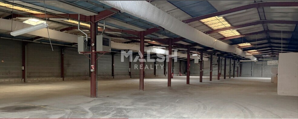 Light Industrial in Bron to rent - Interior Photo - Image 2 of 5