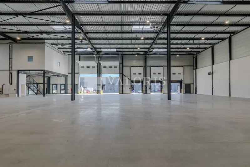 Light Industrial in Corbas to rent - Interior Photo - Image 3 of 7