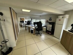 Retail in Ivry-sur-Seine to rent Interior Photo- Image 2 of 2