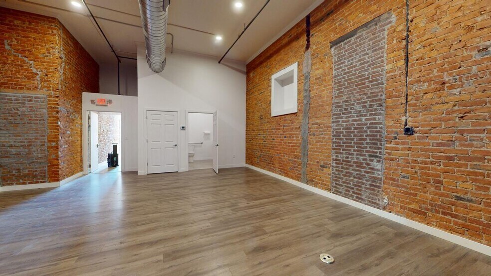 112 W 2nd St, Grand Island, NE to rent - Primary Photo - Image 1 of 18