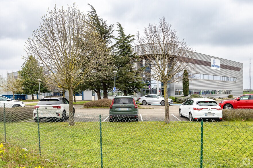 42 Rue De L'Avenir, Genas to rent - Building Photo - Image 1 of 10