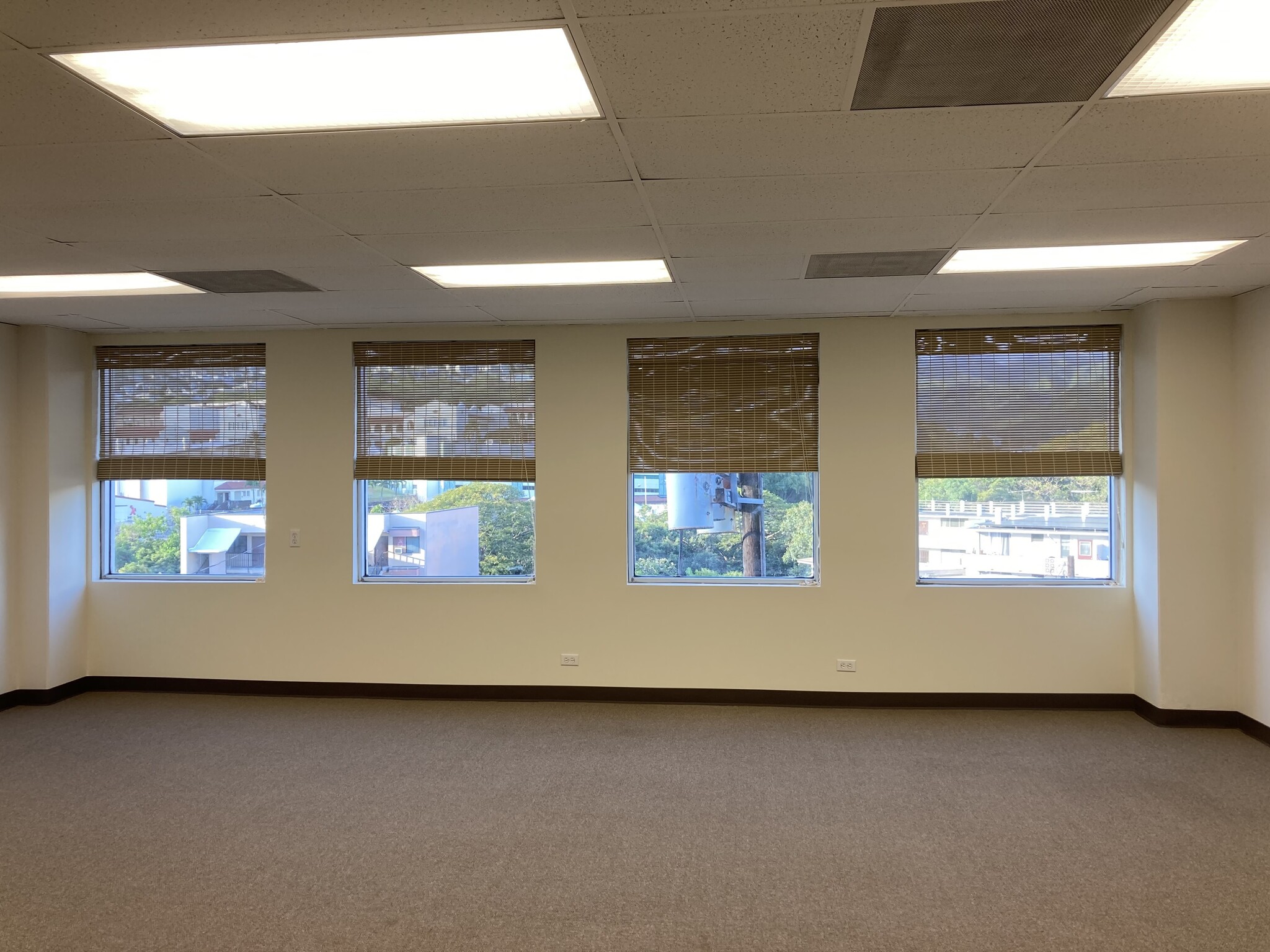 3221 Waialae Ave, Honolulu, HI to rent Interior Photo- Image 1 of 3