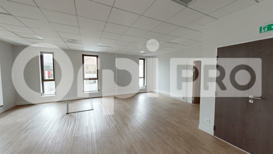 Office in Neuville-sur-Saône to rent Interior Photo- Image 1 of 8