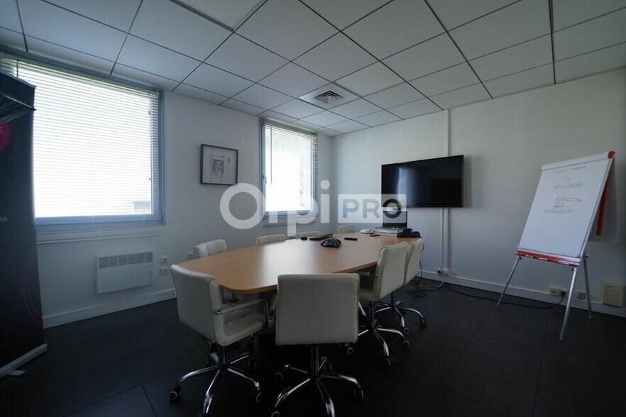 39 Chemin Du Moulin Carron, Dardilly to rent - Interior Photo - Image 2 of 12