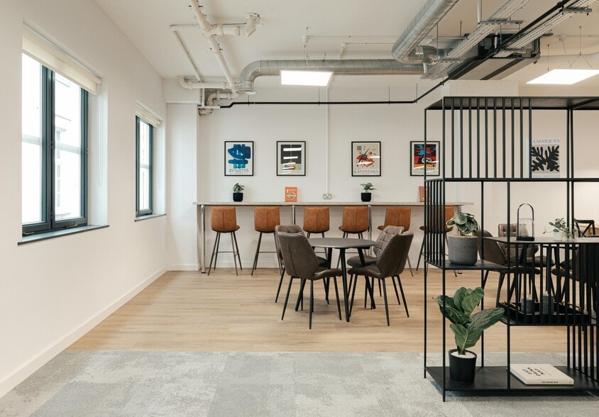 1 St James Sq, Manchester to rent - Building Photo - Image 3 of 10