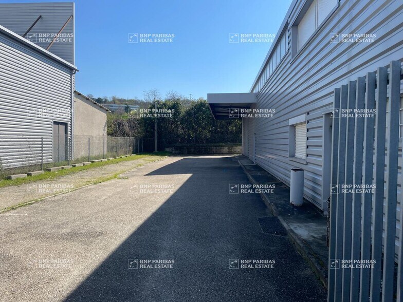 Light Industrial in Saint-Genis-Laval for sale - Building Photo - Image 2 of 19