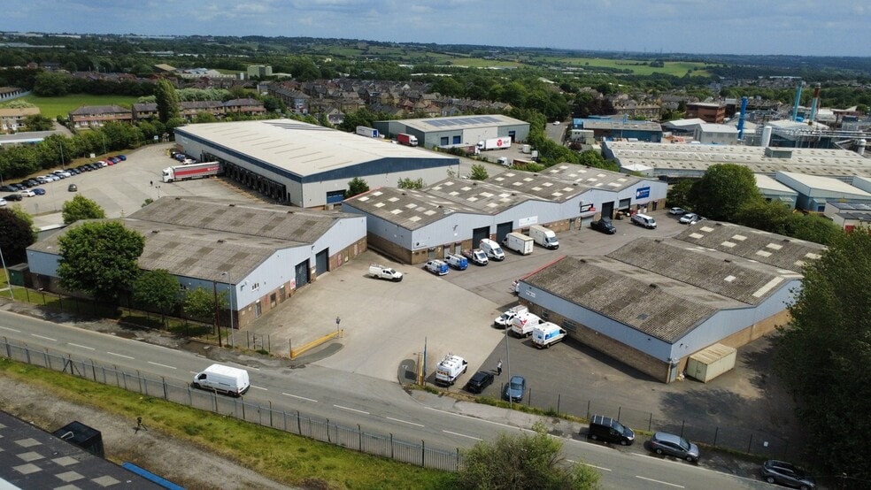 7 Brighouse Rd, Bradford to rent - Building Photo - Image 2 of 6