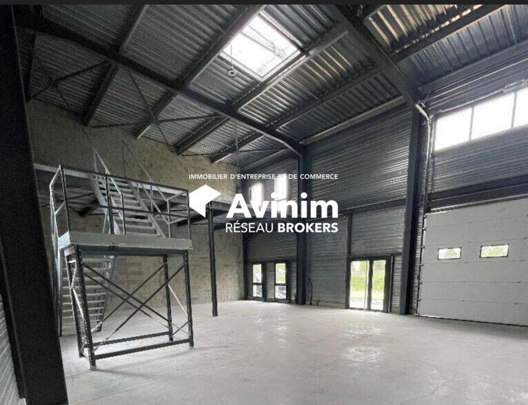 Light Industrial in Bourgoin-Jallieu to rent - Interior Photo - Image 2 of 2