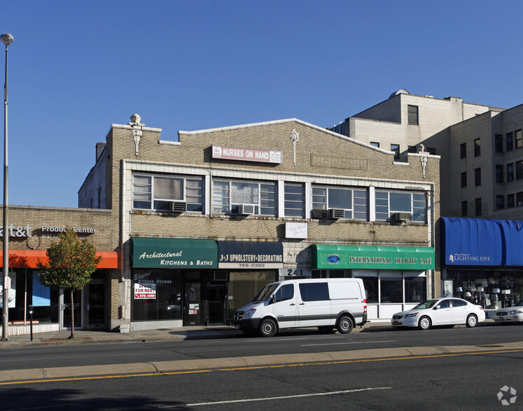 237-241 Sunrise Hwy, Rockville Centre, NY for rent - Building Photo - Image 1 of 3