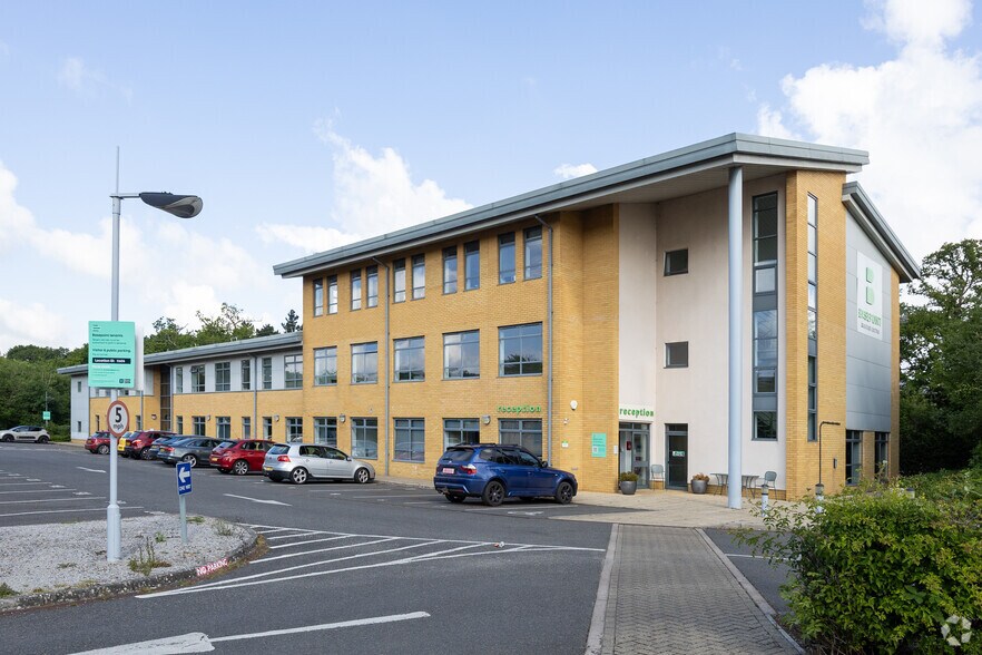 Metcalf Way, Crawley to rent - Building Photo - Image 2 of 3