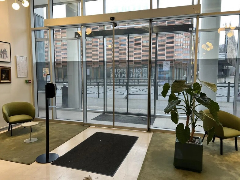 42 Boulevard De La Libération, Saint-Denis to rent - Lobby - Image 2 of 4