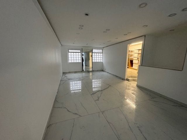 Retail in Paris to rent - Interior Photo - Image 3 of 9