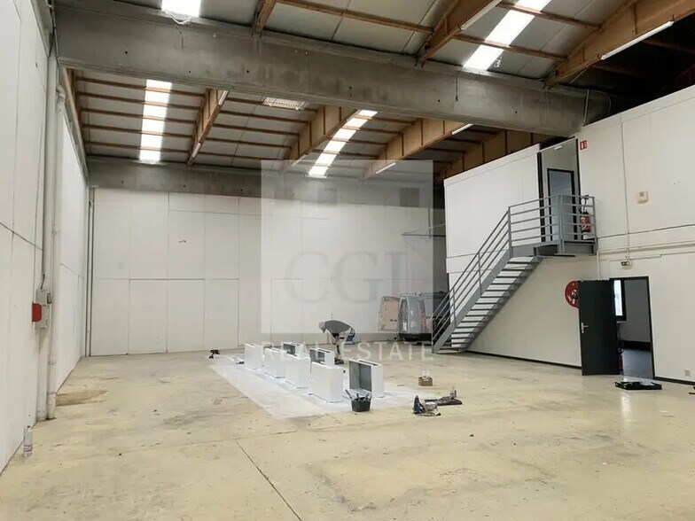 11-13 Chemin De L'Industrie, Dardilly to rent - Building Photo - Image 3 of 9