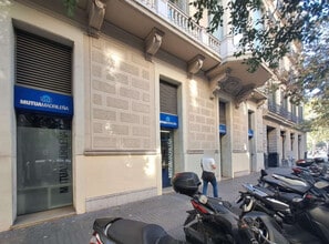 Retail in Barcelona, Barcelona to rent Construction Photo- Image 1 of 7