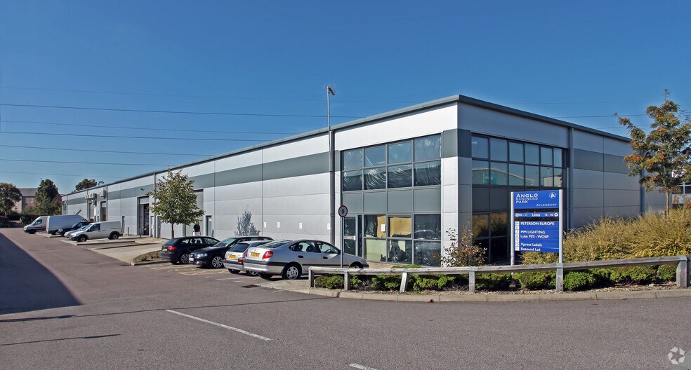 Smeaton Clos, Aylesbury for sale - Primary Photo - Image 1 of 1