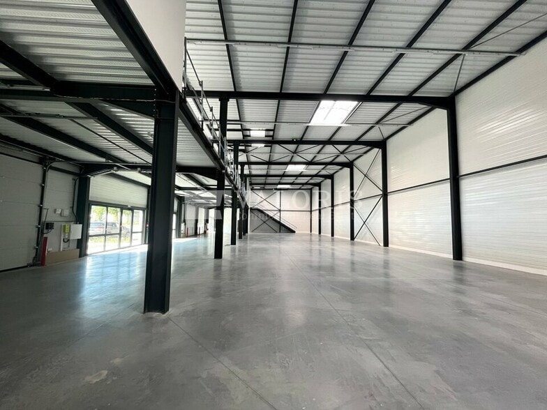 Light Industrial in Saint-Quentin-Fallavier to rent - Building Photo - Image 2 of 13