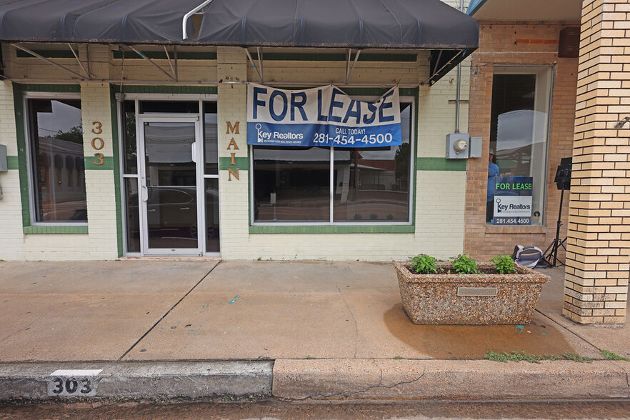 303 E Main St, Humble, TX for rent - Building Photo - Image 1 of 19