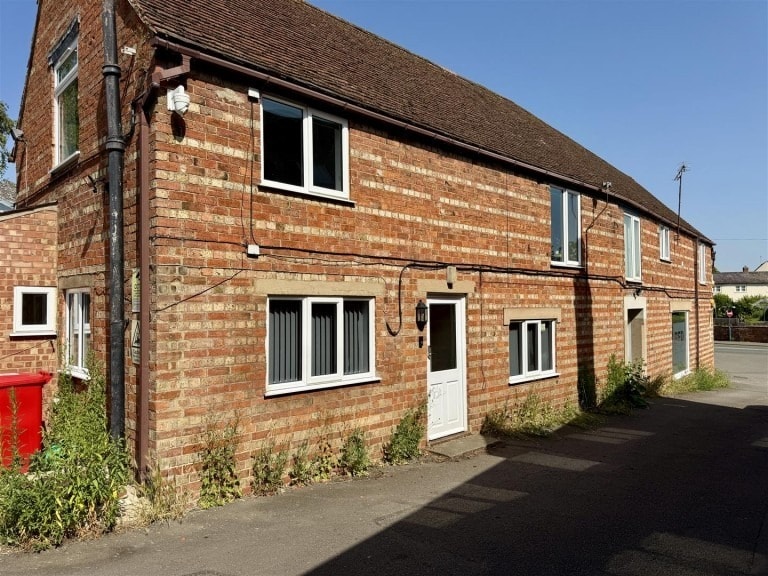 Mill St, Shipston On Stour to rent Building Photo- Image 1 of 5
