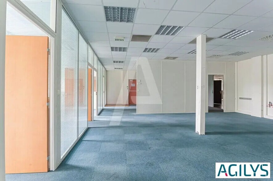 Light Industrial in to rent - Building Photo - Image 1 of 5