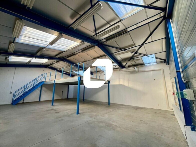 Light Industrial in Colombier-Saugnieu to rent - Interior Photo - Image 1 of 10