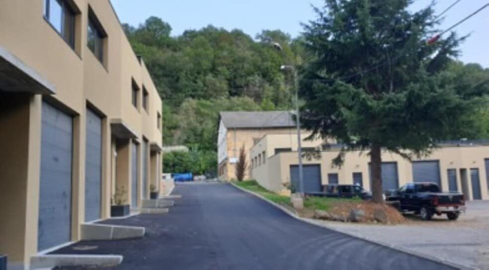 Light Industrial in Fleurieu-sur-Saône to rent - Building Photo - Image 2 of 4