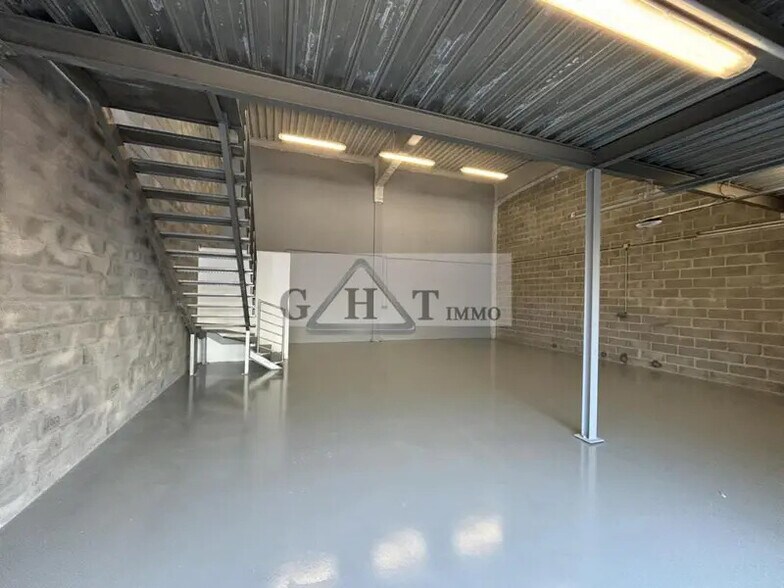 Industrial in Villeneuve-la-Garenne to rent - Interior Photo - Image 1 of 4