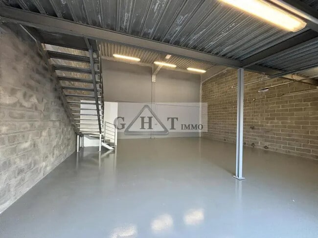 Location Entrepôt 140 m²