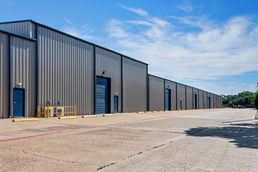 NW Houston Business Park | 130,984 SF portfolio of 2 properties for sale on LoopNet.co.uk - Building Photo - Image 2 of 9