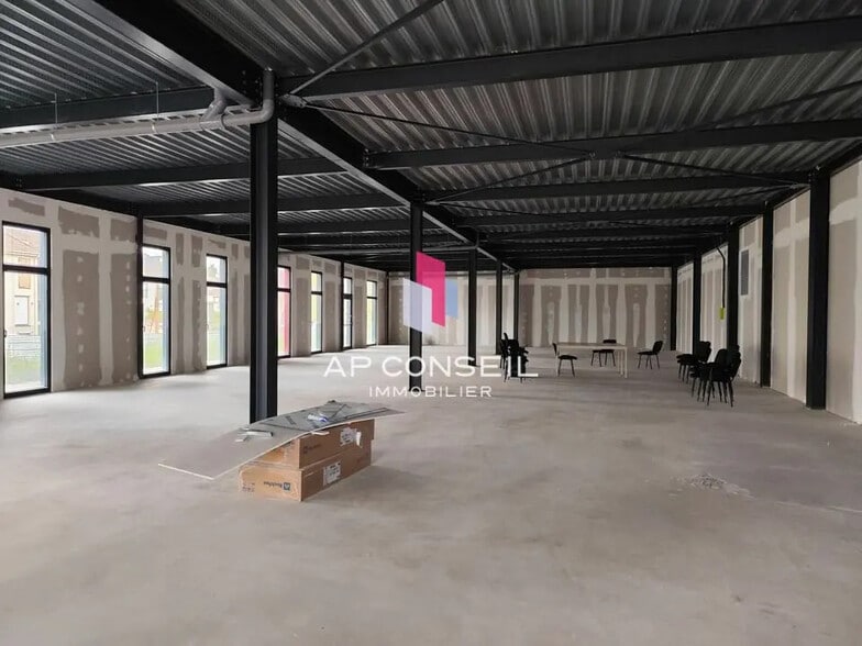 Office in Plaisir to rent - Building Photo - Image 2 of 4