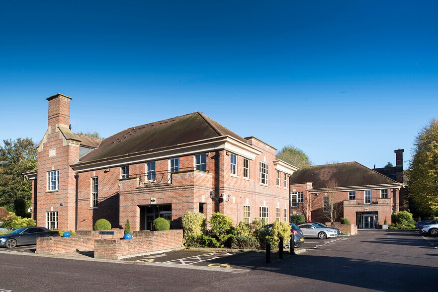 The Broadway, Amersham to rent - Building Photo - Image 1 of 2