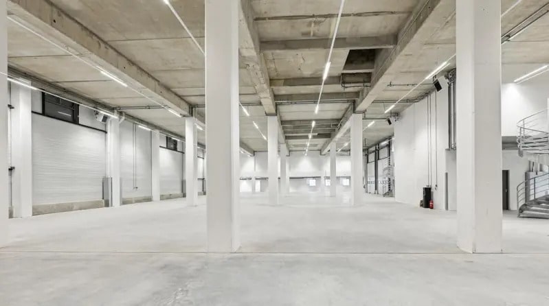 Light Industrial in Nanterre to rent - Interior Photo - Image 3 of 10