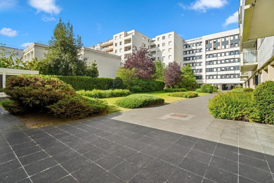 102 Avenue Marceau, Courbevoie to rent - Building Photo - Image 2 of 14