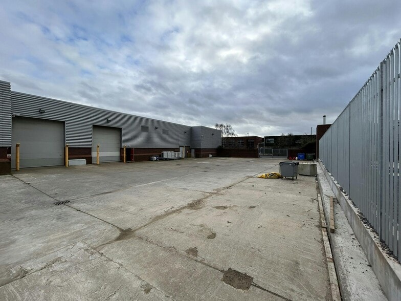 683-685 Stirling Rd, Slough to rent - Building Photo - Image 2 of 6