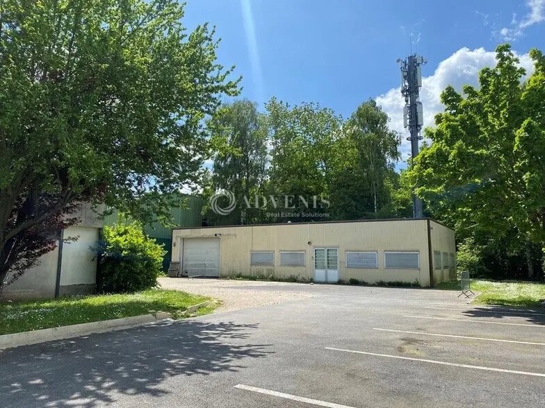 Light Industrial in Guyancourt to rent - Building Photo - Image 1 of 7