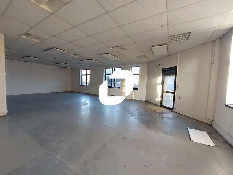 43 Avenue Des 3 Peuples, Montigny-le-Bretonneux to rent - Interior Photo - Image 2 of 20