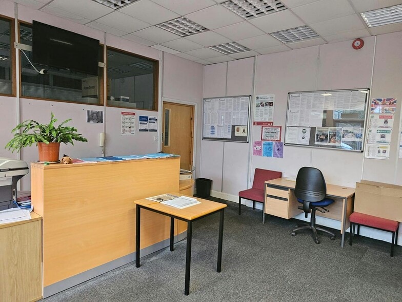 Pegamoid Rd, London to rent - Building Photo - Image 3 of 8