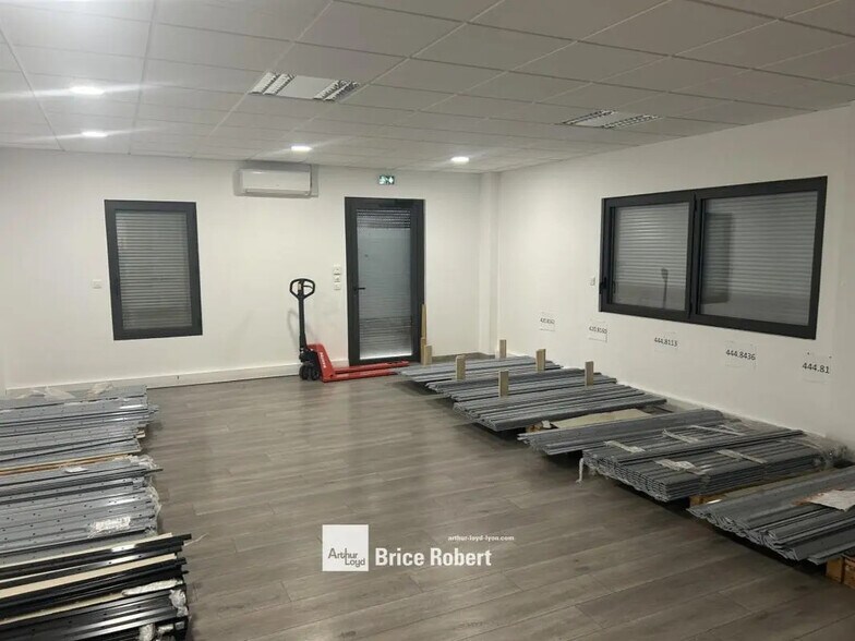 Light Industrial in Chassieu to rent - Interior Photo - Image 3 of 7