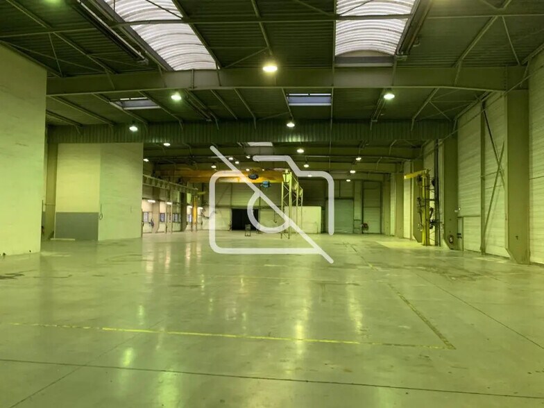 Industrial in Lisses to rent - Primary Photo - Image 2 of 11