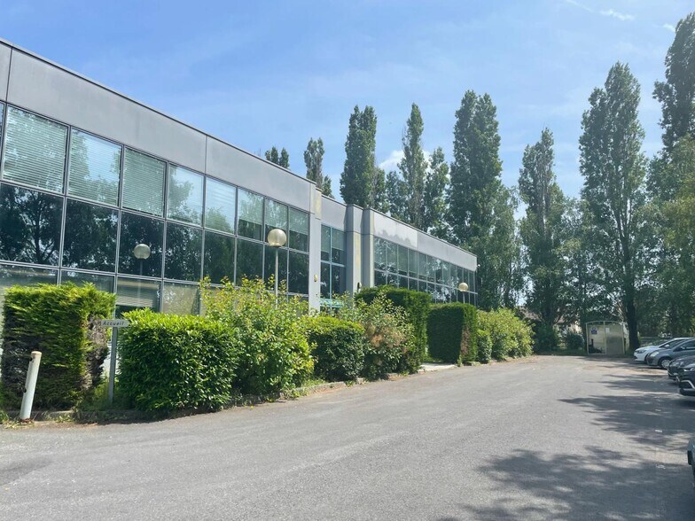 Light Industrial in Tremblay-en-France to rent - Building Photo - Image 3 of 11