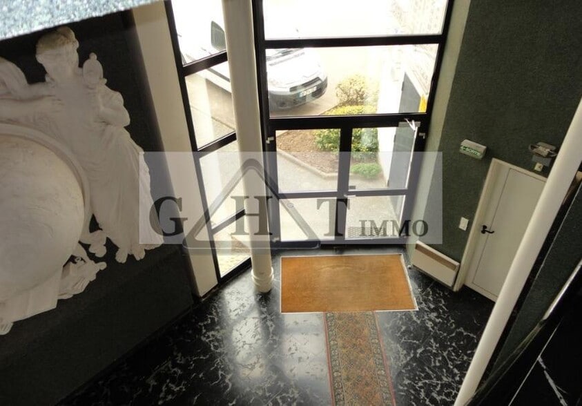 Office in Noiseau to rent - Lobby - Image 3 of 3