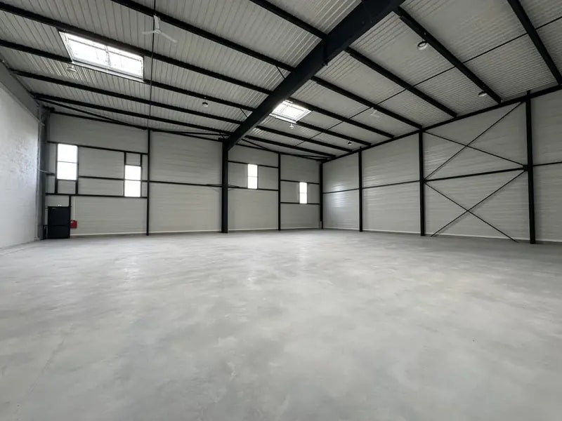 Light Industrial in Saint-Ouen-l'Aumône to rent Interior Photo- Image 1 of 9