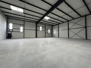 Light Industrial in Saint-Ouen-l'Aumône to rent Interior Photo- Image 1 of 9