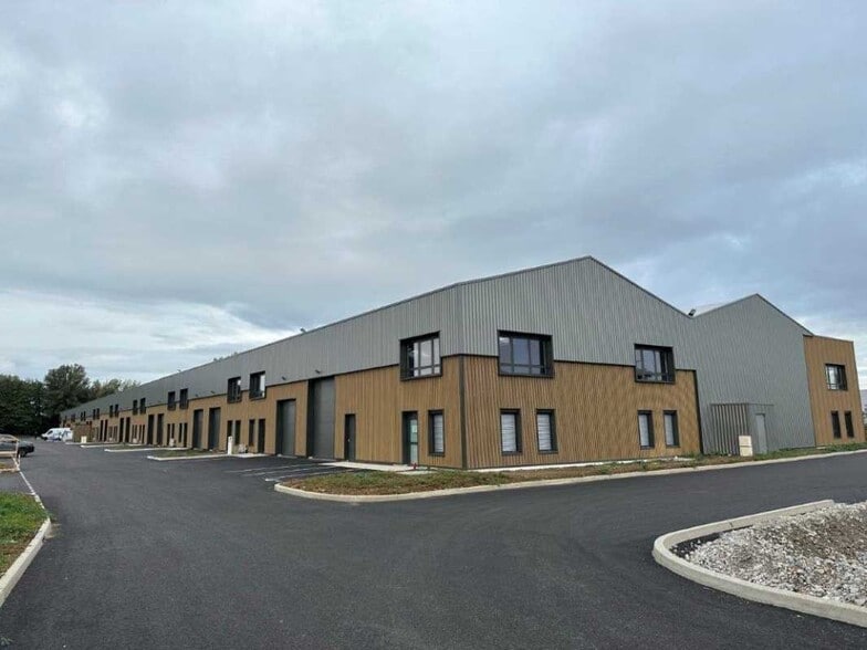225 Avenue Des Marronniers, Bourgoin-Jallieu to rent - Building Photo - Image 1 of 10
