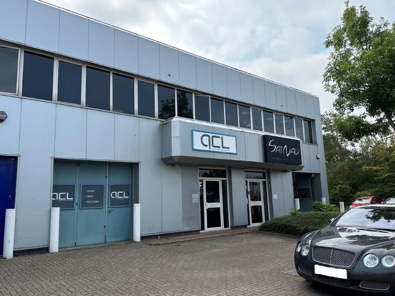 Hook Rise S, Surbiton to rent - Building Photo - Image 1 of 5