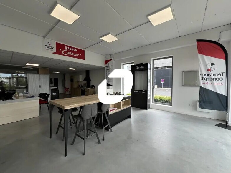 Retail in Lesquin to rent - Interior Photo - Image 3 of 13