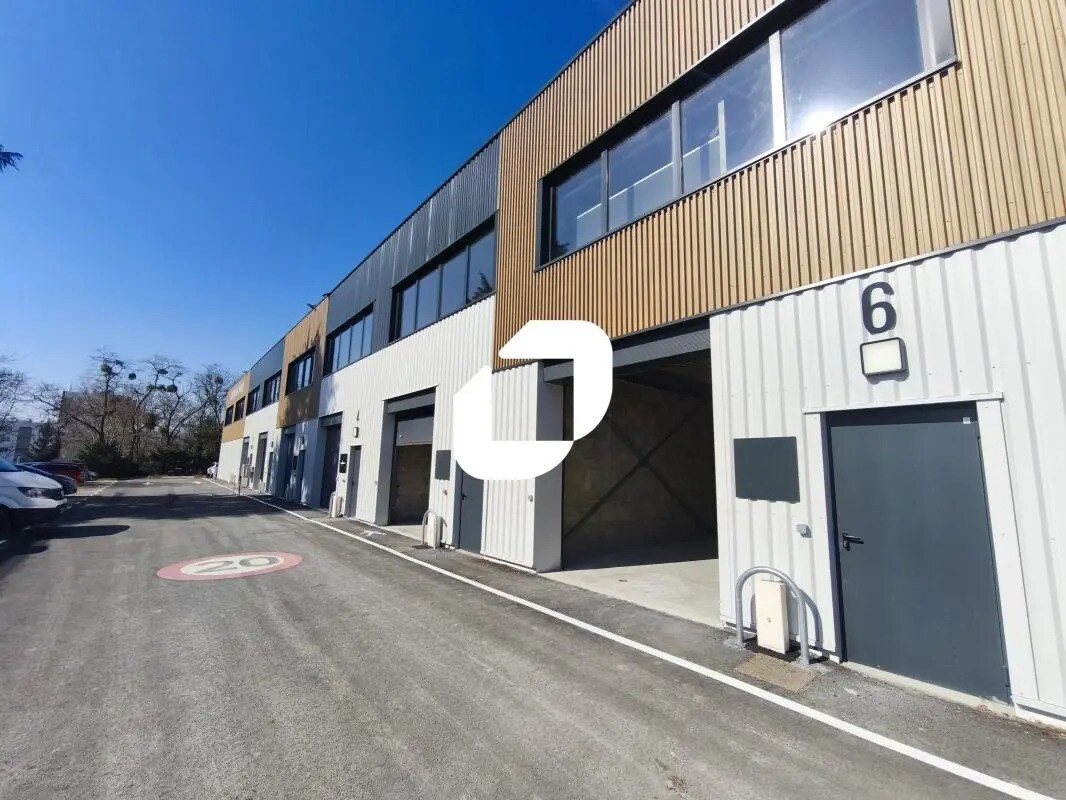 Light Industrial in Neuilly-Plaisance to rent Building Photo- Image 1 of 6