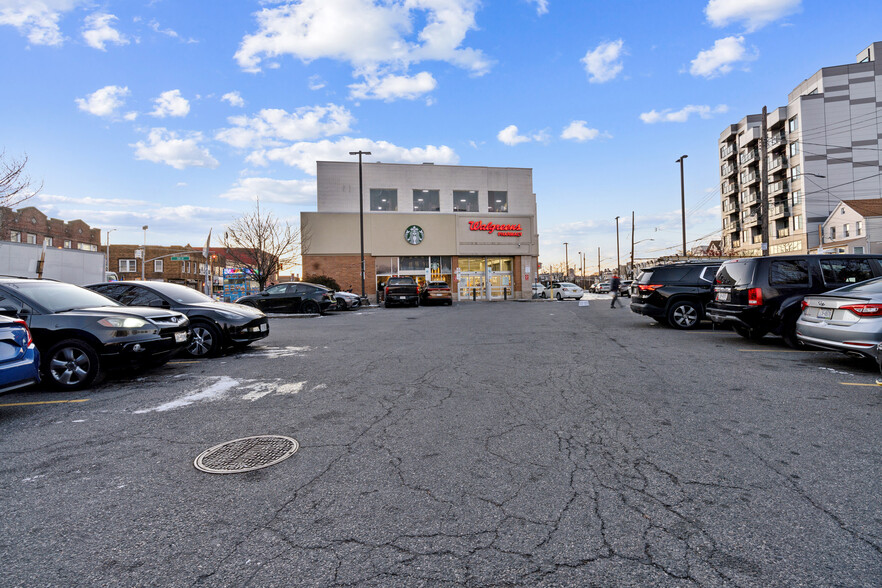 13259 Metropolitan Ave, Richmond Hill, NY for rent - Building Photo - Image 2 of 15