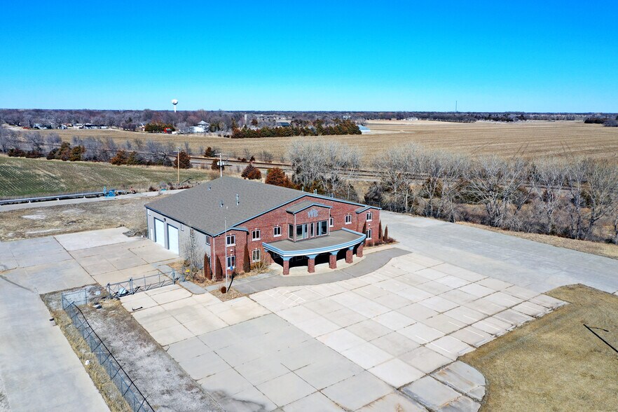 300 E Industrial Dr, Sedgwick, KS for sale - Building Photo - Image 1 of 1