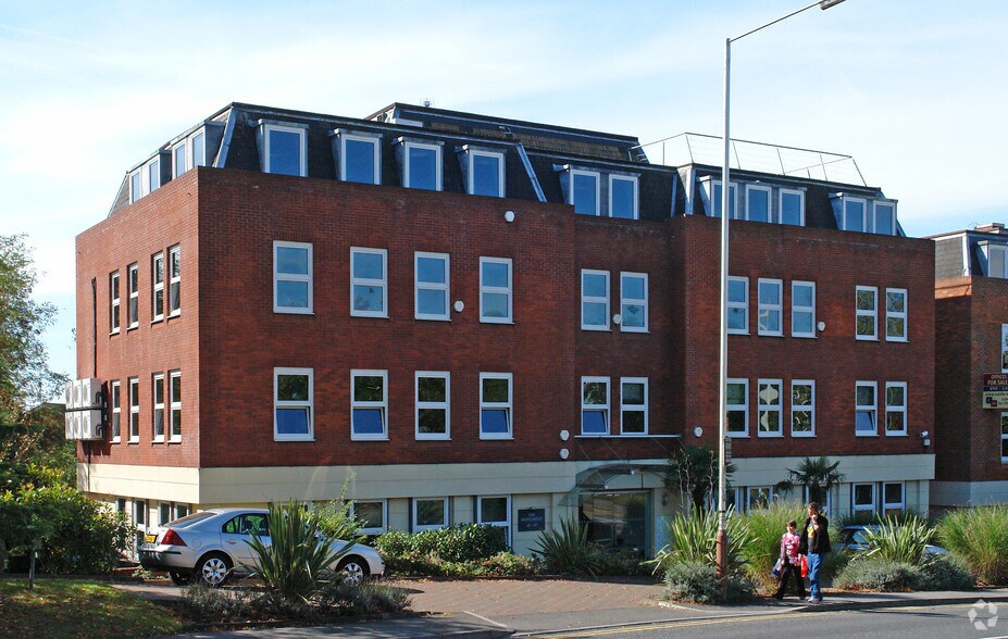 45-47 Monument Hl, Weybridge for sale - Primary Photo - Image 1 of 1