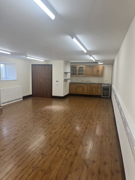 15 Priory St, Carmarthen to rent - Interior Photo - Image 2 of 2